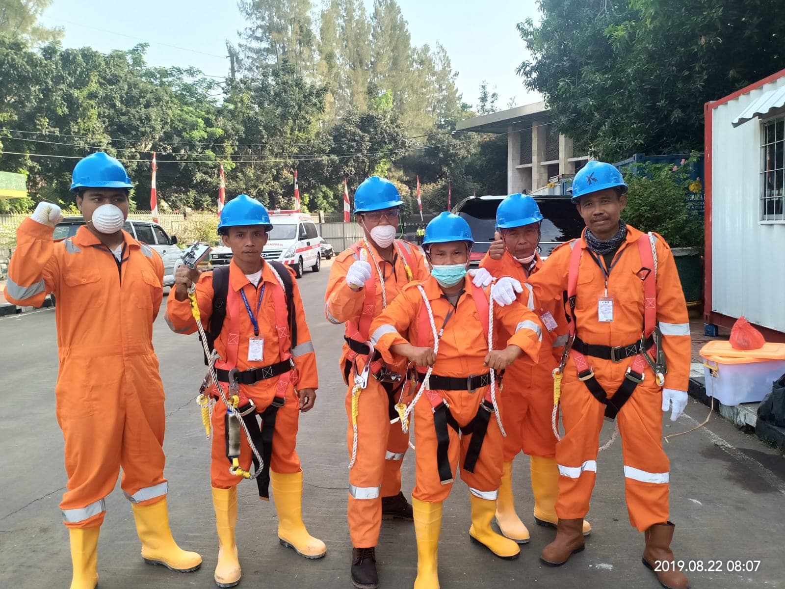 Tim Mahkota Clean saat mengerjakan proses poles marmer premium